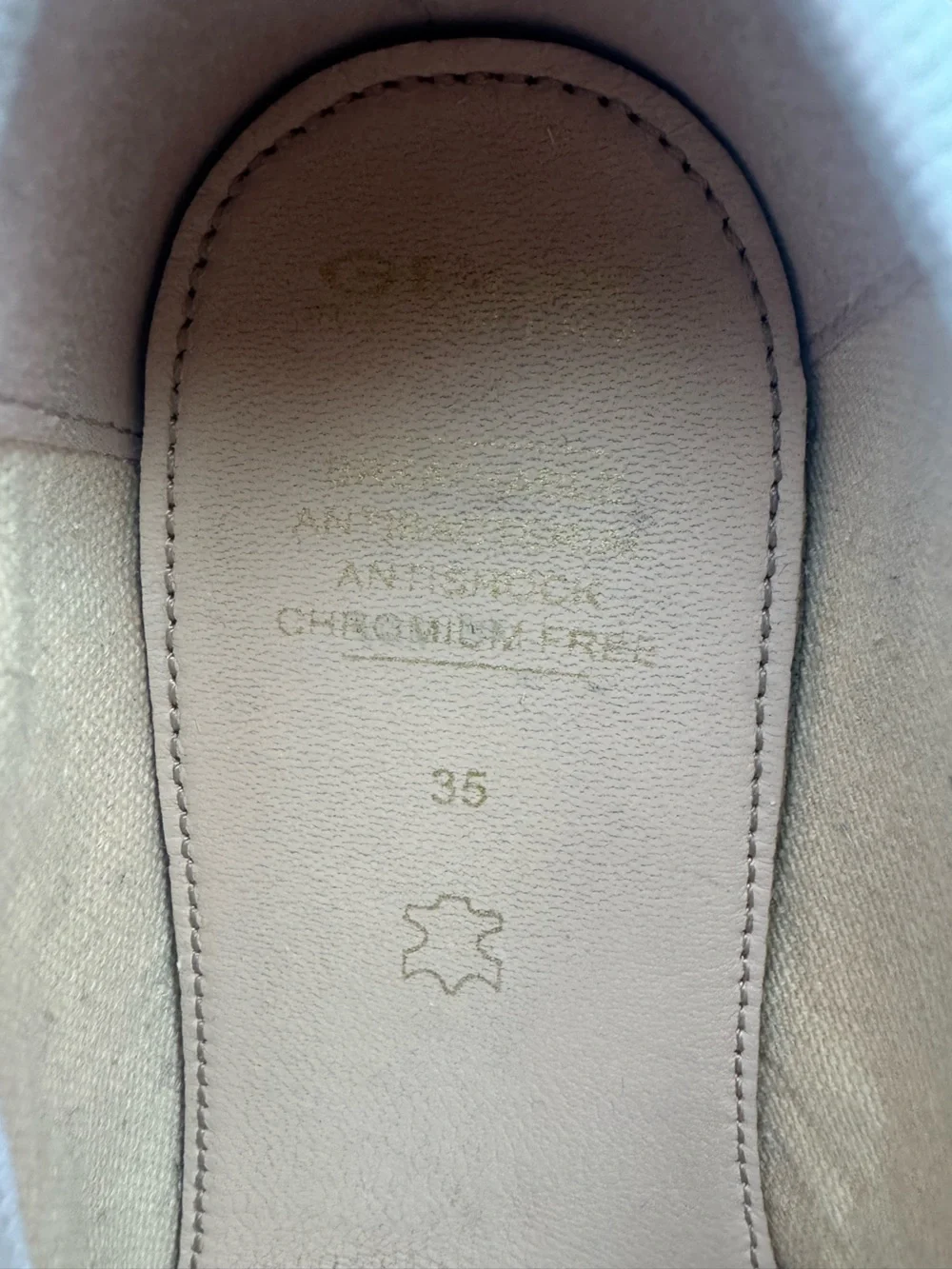 Gently used GEOX Classic White Mary Jane Flats for girls. Size EU 35/US 3.5